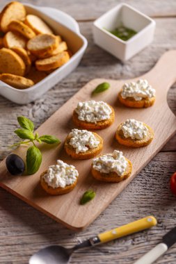 Meze süzme peynir ile