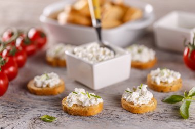 Süzme peynir ile basit sandviç