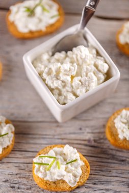 Bruschetta üzerinde süzme peynir