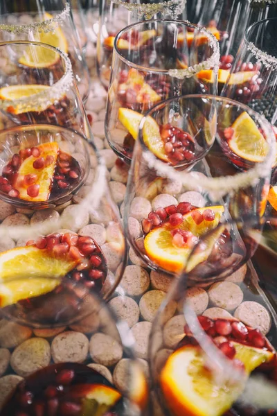 Semillas de granada y rodajas de naranja — Foto de Stock