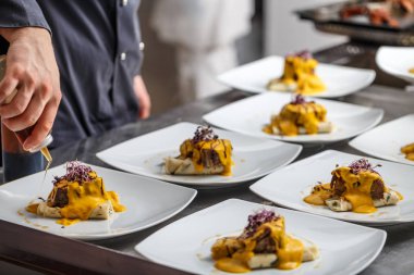 Şef sos Tabaklarda dökülen.