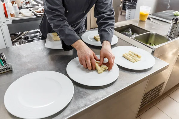 Cocineros varones preparando comidas — Foto de Stock