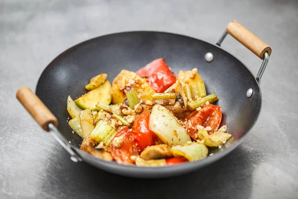 Mexa-fritou verduras em um wok — Fotografia de Stock