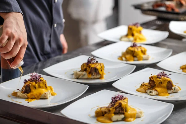 Şef sos Tabaklarda dökülen.