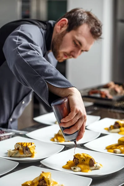 Chef terminando su plato — Foto de Stock