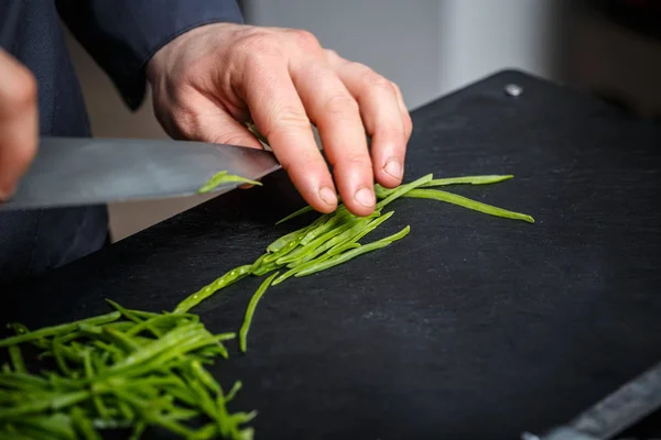 Chef cortando cebollino — Foto de Stock