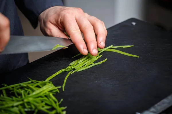 Chef taglio erba cipollina — Foto Stock