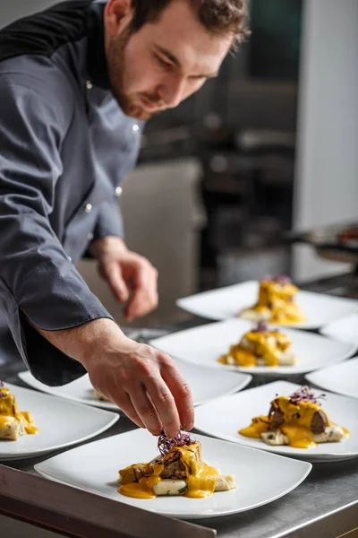 Joven chef prepara comidas — Foto de Stock