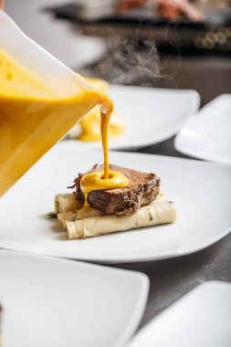 Şef dökme av eti sos