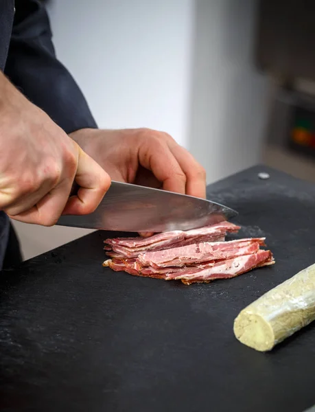 Prosciutto de corte de chef — Foto de Stock