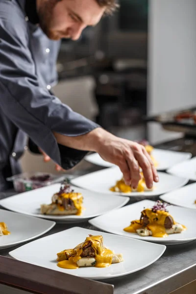 Chef prepara deliciosas comidas — Foto de Stock