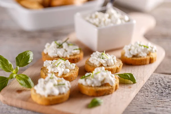 Bruschetta üzerinde süzme peynir