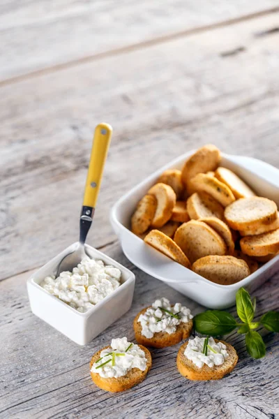 Sanduíche Bruschetta com queijo cottage — Fotografia de Stock