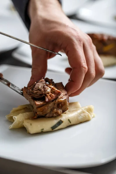 Chef-kok maakt vleesgerecht — Stockfoto