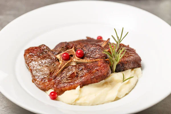 Bistecche di cinghiale alla griglia — Foto Stock