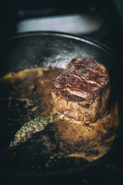 팬에 튀긴 쇠고기 스테이크 — 스톡 사진