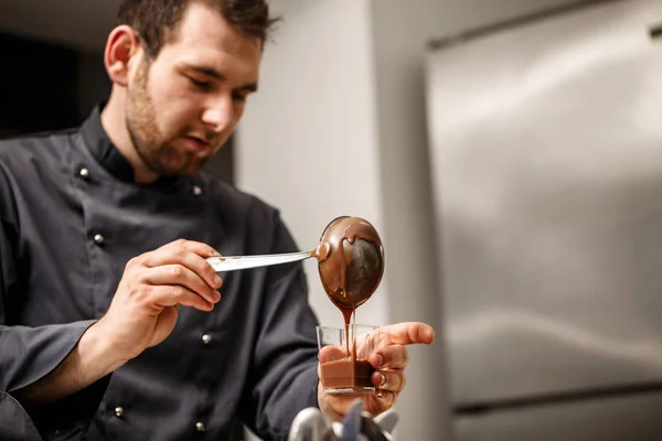 Szef kuchni serwowane budyń czekoladowy — Zdjęcie stockowe