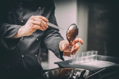 Şef çikolata mousse hazırlanıyor 