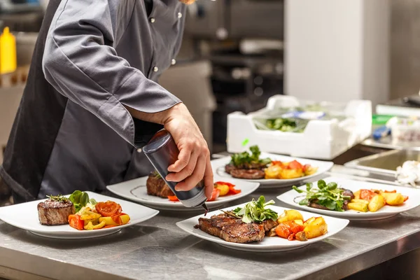 Chef terminando su plato — Foto de Stock