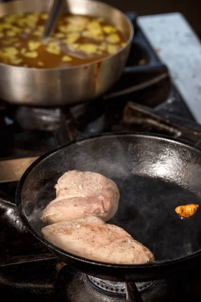 Kyckling bröst kött stekning — Stockfoto