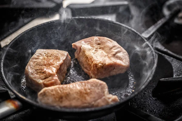肉を炒める — ストック写真