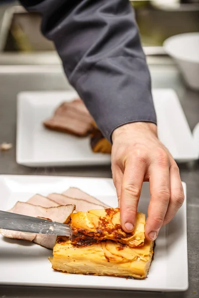 Chef making a lunch dish — Stock Photo, Image
