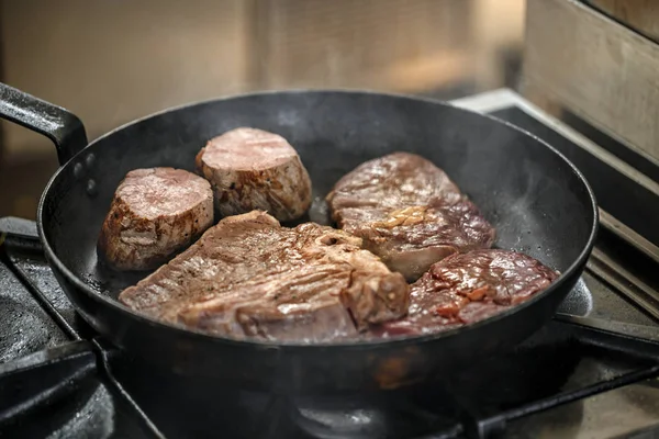 Bifes grelhados suculentos — Fotografia de Stock