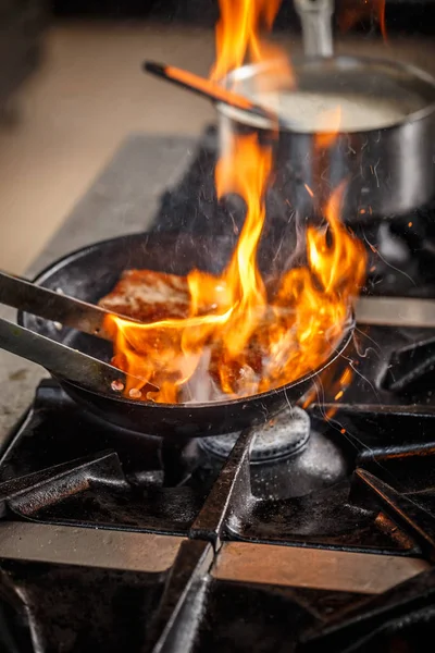 Chef freír carne de cerdo — Foto de Stock