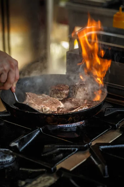 Chef frire steak de viande — Photo