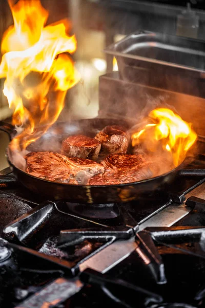 Carne com fogo — Fotografia de Stock