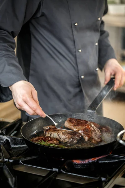 Szef kuchni smażenia mięsa wieprzowego — Zdjęcie stockowe