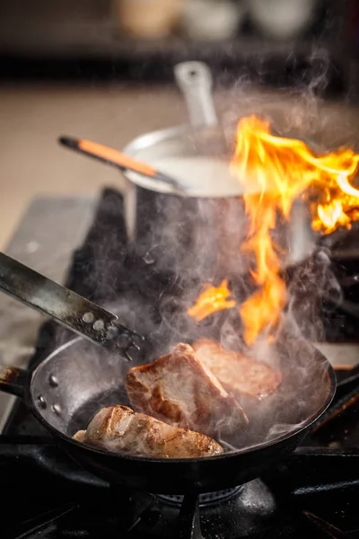 Koch kocht in Restaurantküche — Stockfoto