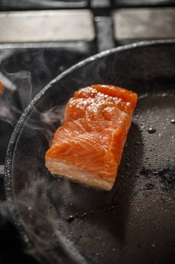 Siyah tavada kızarmış somon.