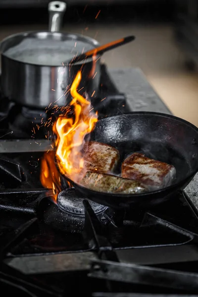 Chef frittura carne di maiale — Foto Stock