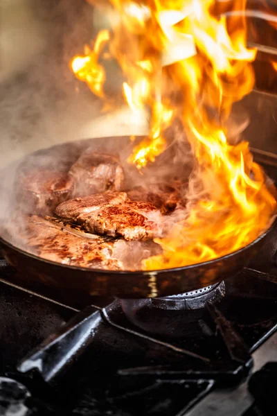 Пожар на сковороде — стоковое фото