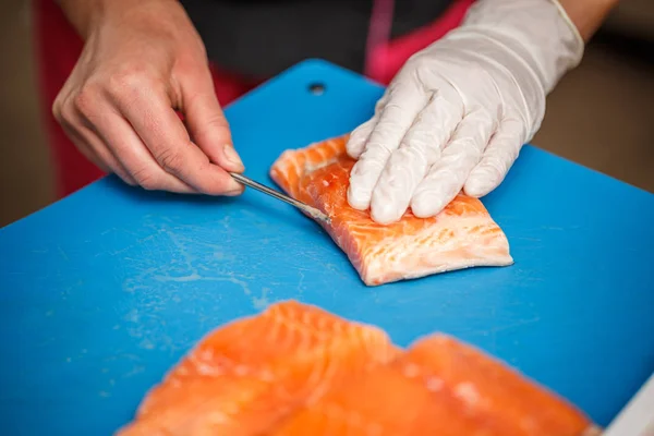 Chef limpieza salmón —  Fotos de Stock