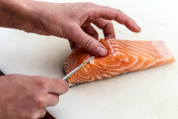 Chef sacando hueso de pescado de salmón —  Fotos de Stock