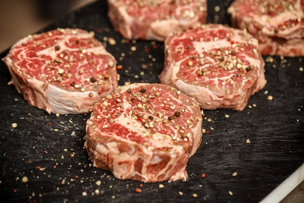 生の肉のステーキ — ストック写真