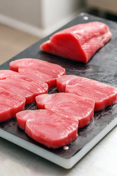 Nyers tonhal steak Stock Fotó