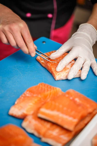 Chef quitando hueso de pescado —  Fotos de Stock