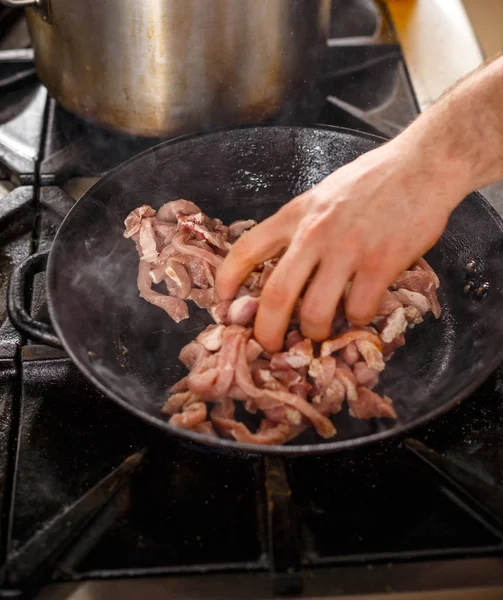 Kocken laga kött — Stockfoto