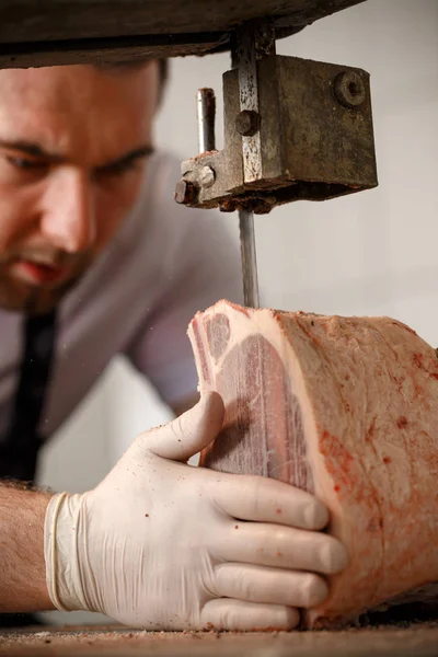 Butcher is slicing meat — Stock Photo, Image