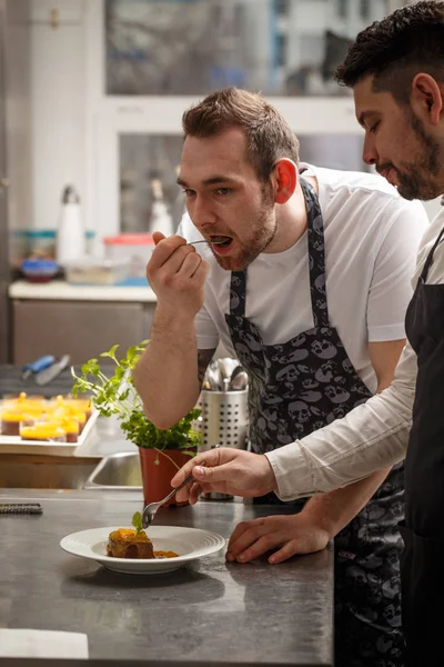 Los chefs están probando el postre — Foto de Stock