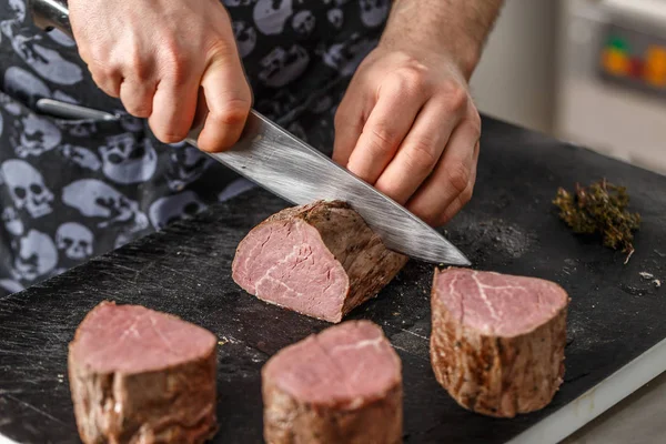 Lo chef sta tagliando la carne — Foto Stock