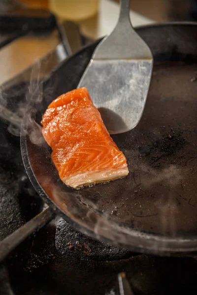 Salmão na frigideira Imagem De Stock