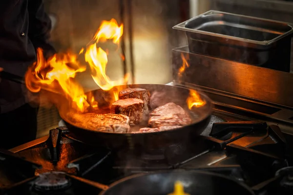 Steak v pánvi — Stock fotografie