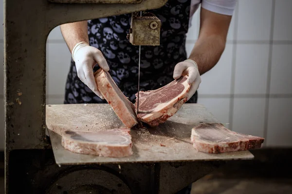 Butcher is cutting beef meat — Stock Photo, Image