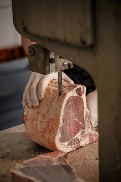 Κρεοπωλείο σε φέτες βοδινό κρέας — Φωτογραφία Αρχείου