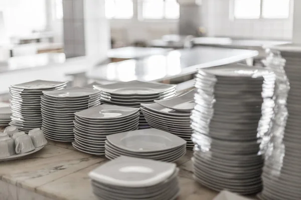 Blanco platos limpios vacíos — Foto de Stock