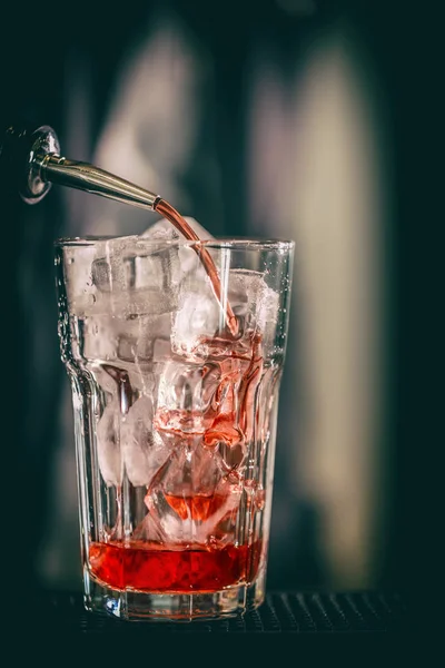 Наливання червоного солодкого напою — стокове фото